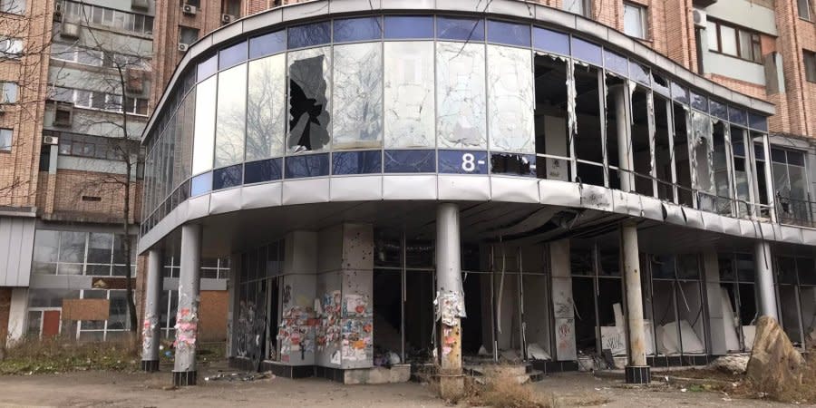 The building in Luhansk was destroyed as a result of hostilities