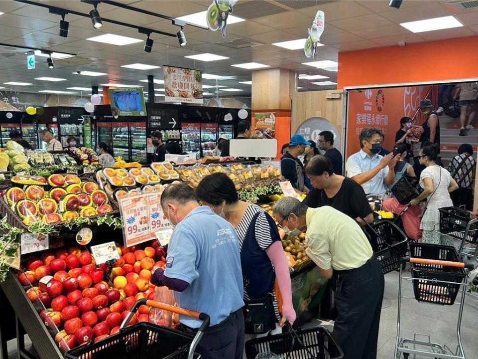 家樂福超市太平育賢店今日歡慶開幕，吸引了滿滿的購物人潮。圖／業者提供