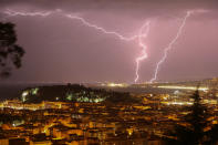 La côte d'Azur a été le théâtre de violents orages. La météo rêvée pour les amoureux de la photographie qui ont pu immortaliser la foudre tomber du ciel. (Photo : VALERY HACHE / AFP)