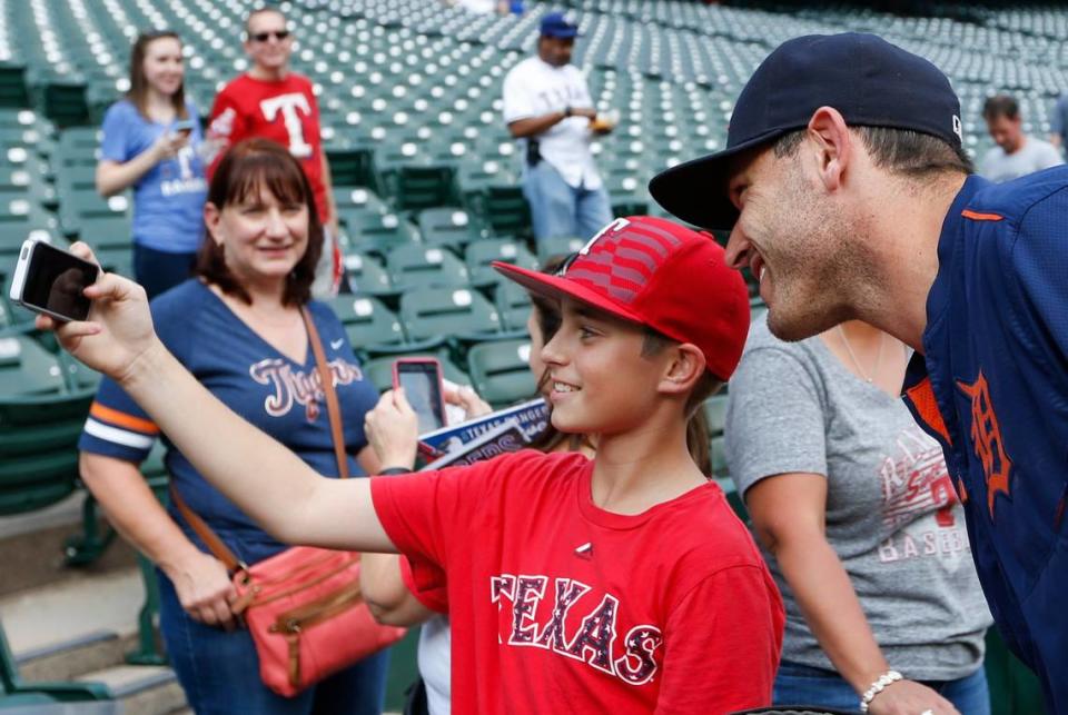 2015: Detroit Tigers’ Ian Kinsler poses for a photo with a young fan before the baseball game against the Texas Rangers, Monday, September 28, 2015, at Globe Life Park in Arlington, Texas.