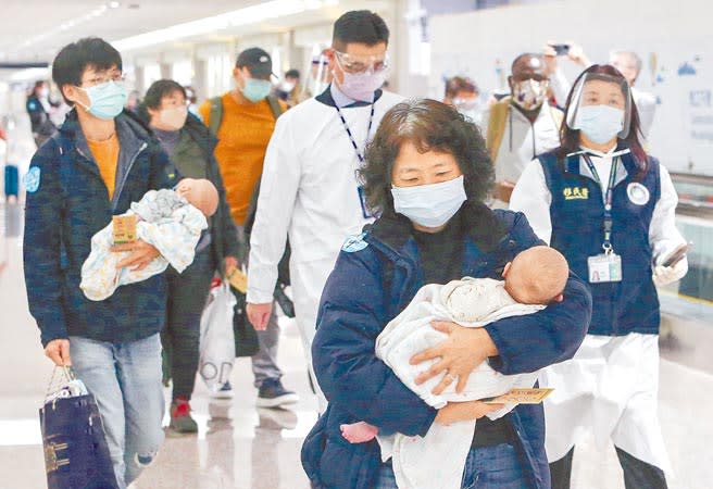 俄烏戰爭持續擴大，10名旅居烏克蘭國人昨日都已順利從土耳其搭機返台；其中還包括2名剛出生3個多月的雙胞胎嬰兒。（陳麒全攝）