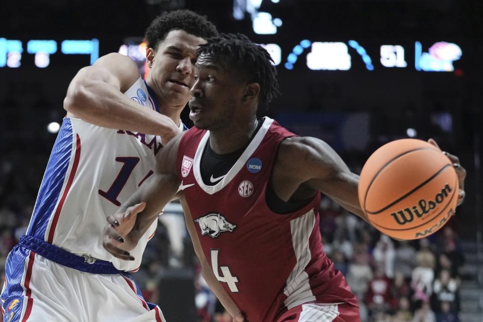 Davonte Davis z Arkansas pokonał Kevina McCullera Jr. z Kansas w drugiej rundzie turnieju NCAA 18 marca 2023 r. W Des Moines w stanie Iowa.  (AP Photo/Morrie Cash)