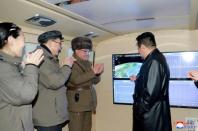 Photo diffusée le 12 janvier par l'agence nord-coréenne KCNA du leader nord-coréen Kim Jong Un (d) supervisant ce qui est présenté comme un essai de missile hypersonique dans un lieu non précisé (AFP/STR)
