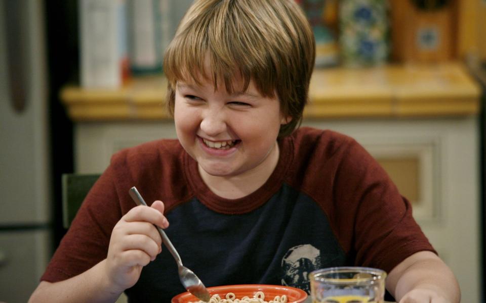 <p>Als Jake amüsierte Angus T. Jones in "Two and a Half Men" das Publikum mit seiner Faulheit und Fleischeslust. 2013 verließ er die Show dann aus sehr persönlichen Gründen. (Bild: Warner Bros. Entertainment Inc.)</p> 