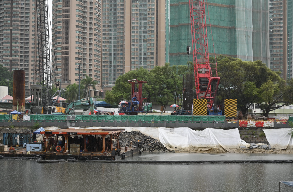 屯門河不屬於限制水域，本地船隻可進入或停泊在河內安全和合適的位置，造成大量船隻非法停泊問題，阻礙通航區亦帶來衛生問題
