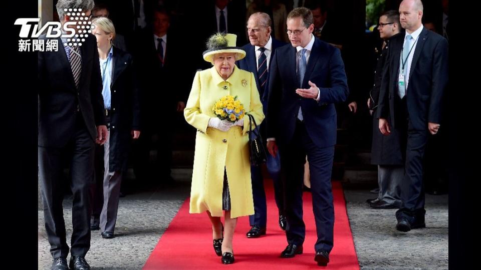 女王的衣長必須過膝，鞋跟也有固定高度。（圖／達志影像美聯社）