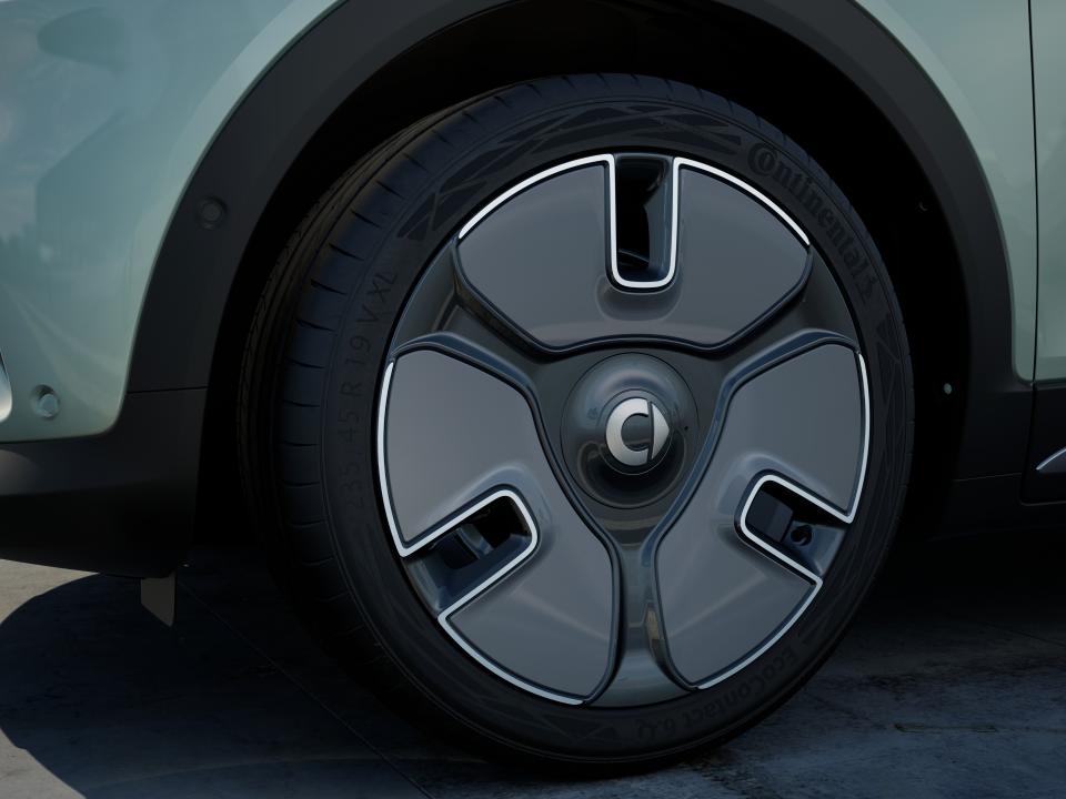 Large aerodynamic-style wheels are included on all models. (Smart)