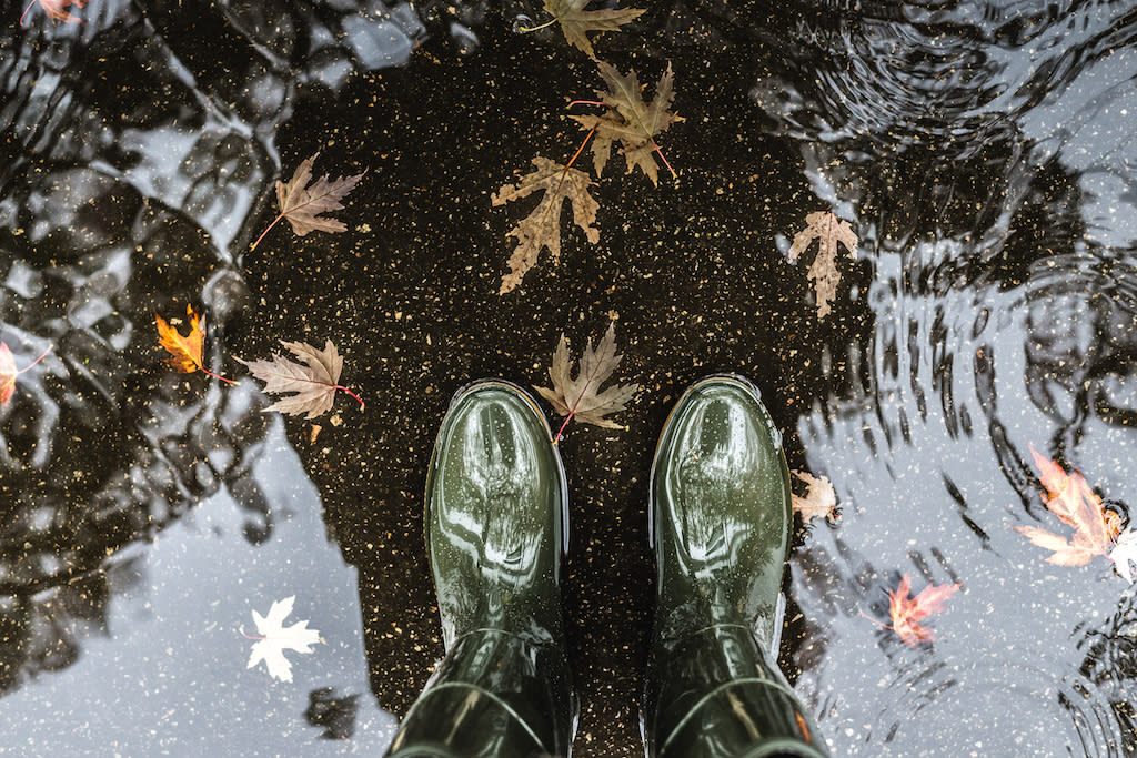 Cet automne, la pièce de mode indispensable à avoir dans son dressing n'est nul autre qu'une paire de bottines de pluie. (Photo : Getty Images)