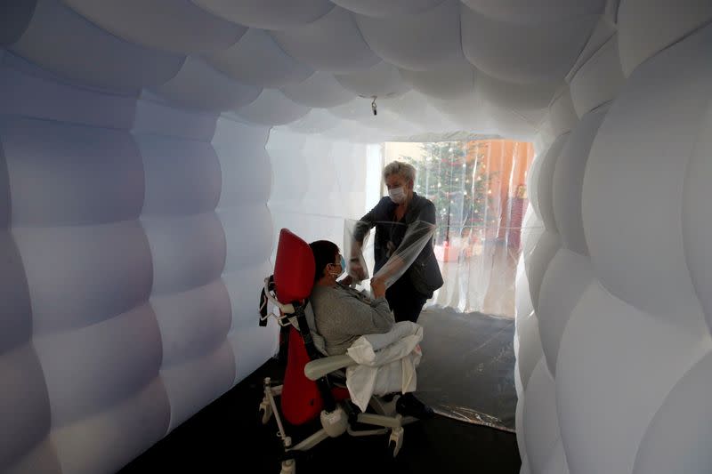 A contact bubble allows seniors to hug their loved ones in France