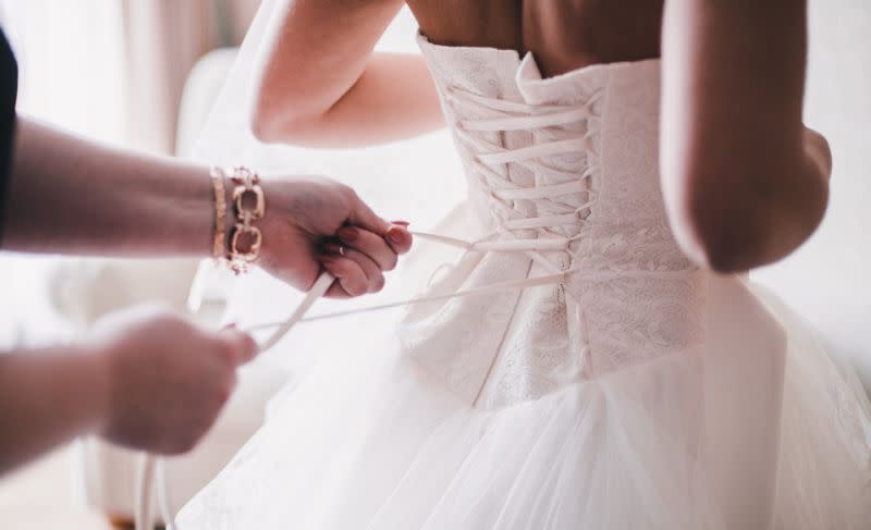 Une future mariée est à la recherche d’un couturier capable de concevoir une robe de mariée à partir des cheveux de sa mère décédée [Photo: Getty]