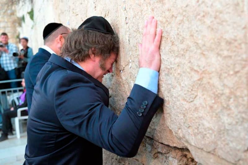 Javier Milei, President of Argentina, prays at the Wailing Wall in the old town. --/telam/dpa