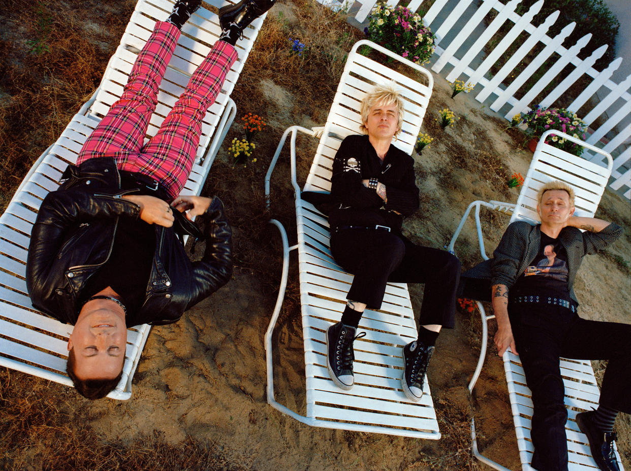 Una imagen de Emmie America muestra, de izquierda a derecha a Tré Cool, Billie Joe Armstrong y Mike Dirnt de Green Day. (Emmie America vía The New York Times)