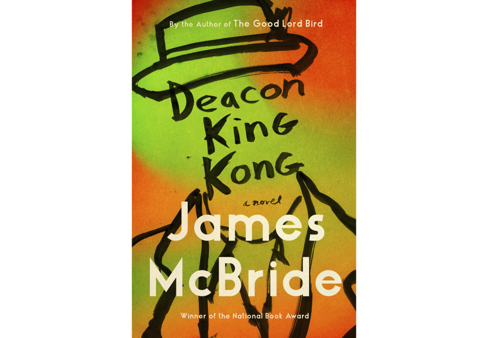 En esta imagen difudida por Riverhead Books, la portada de "Deacon King Kong" de James McBride. Oprah Winfrey seleccionó la novela para su club de lectura, se anunció el martes 16 de junio de 2020. (Riverhead Books vía AP)