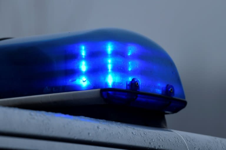 Ein Zweijähriger ist nachts im bayerischen Illertissen aus der Wohnung seiner Familie ausgebüxt. Ein Zeitungsausträger fand den kleinen Jungen allein auf einem Gehweg und brachte ihn zur Polizei. Stunden später wurde er seiner Mutter übergeben. (Ina FASSBENDER)