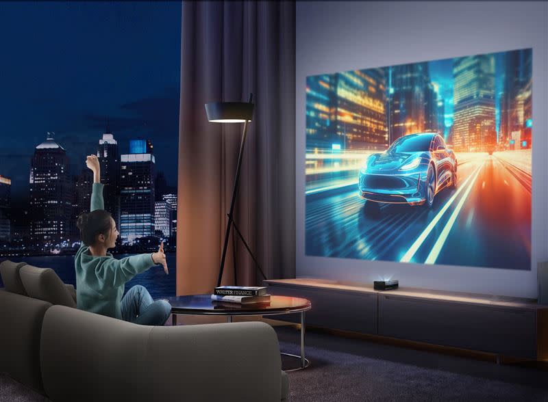 OVO Neo無框電視離牆45公分可投影百吋，不怕投影受干擾。（圖／品牌業者提供）