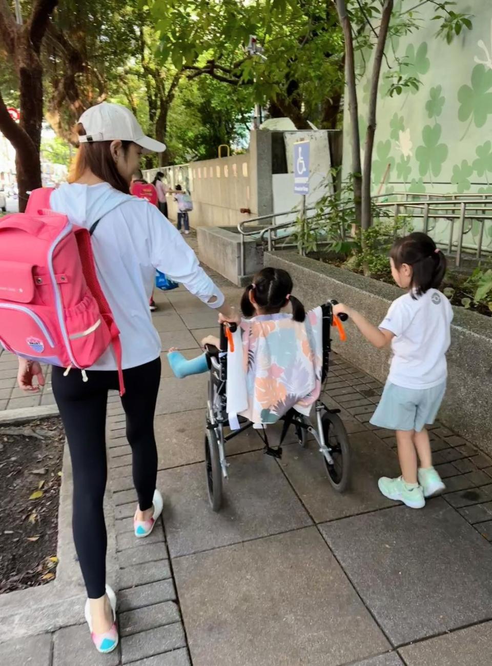 楊千霈（左）忙著照顧腿傷的女兒。翻攝楊千霈臉書