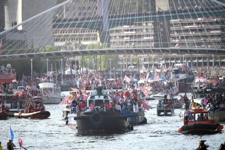 Los integrantes del Athletic montados en la emblemática gabarra dentro de los festejos por el título de la Copa del Rey. En Bilbao, el 11 de abril de 2024 (ANDER GILLENEA)