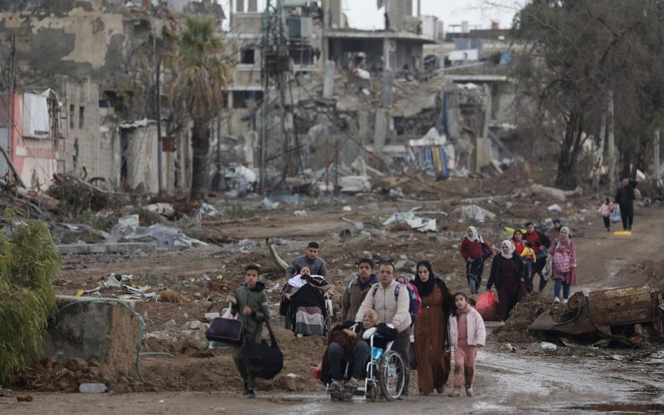 Palestinians make thier way from the northern Gaza Strip to the southern Gaza Strip along Salah Al Din road, Gaza Strip, 27 November 2023.