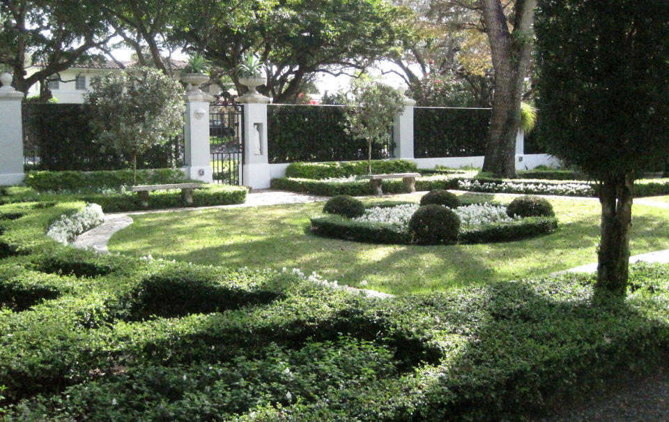 Design manicured front yard landscaping with box hedges