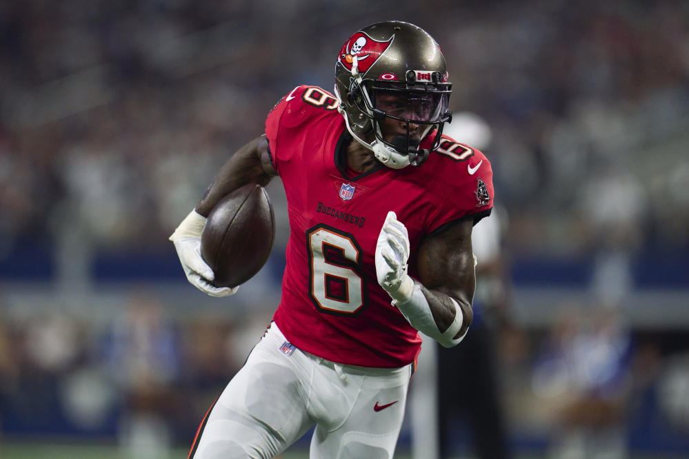 9 Fantasy Football Stash Candidates Ahead of Week 9