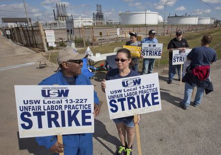 Workers from the United Steelworkers (USW) union walk a picket line outside the Lyondell-Basell refinery in Houston, Texas February 1, 2015. REUTERS/Richard Carson