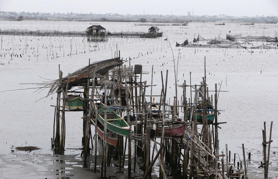 Fishermen secure their boats in anticipation of the arrival of Typhoon Haiyan near Manila Bay in Bacoor, Cavite November 8, 2013. Typhoon Haiyan, the strongest storm on earth this year, slammed into the Philippines' central islands on Friday forcing millions of people to move to safer ground and storm shelters, cutting power and phone lines, and grounding air and sea transport. The maximum category-five super typhoon, with destructive winds gusting of up to 275 kph (170 mph), whipped up giant waves as high as 4-5 meters (12-15 feet) that lashed the islands of Leyte and Samar, and was on track to hit holiday destinations. REUTERS/Erik De Castro (PHILIPPINES - Tags: DISASTER ENVIRONMENT)