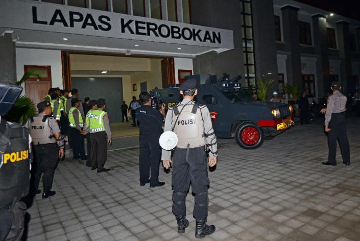 An Indonesian police vehicle, used to transfer two Australian drug smugglers on death row, leaves Kerobokan prison in Denpasar on Bali island on March 4, 2015 (AFP Photo/Sonny Tumbelaka )