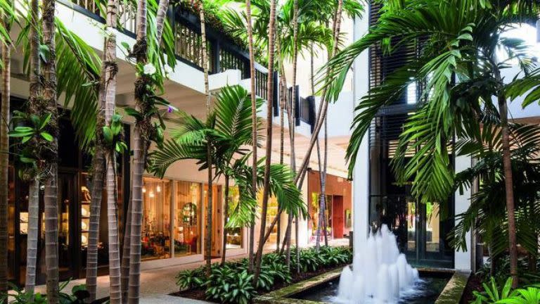 Bal Harbour Shops es el shopping más exclusivo en Surfside, donde se ha visto ir de compras a celebridades como Angelina Jolie