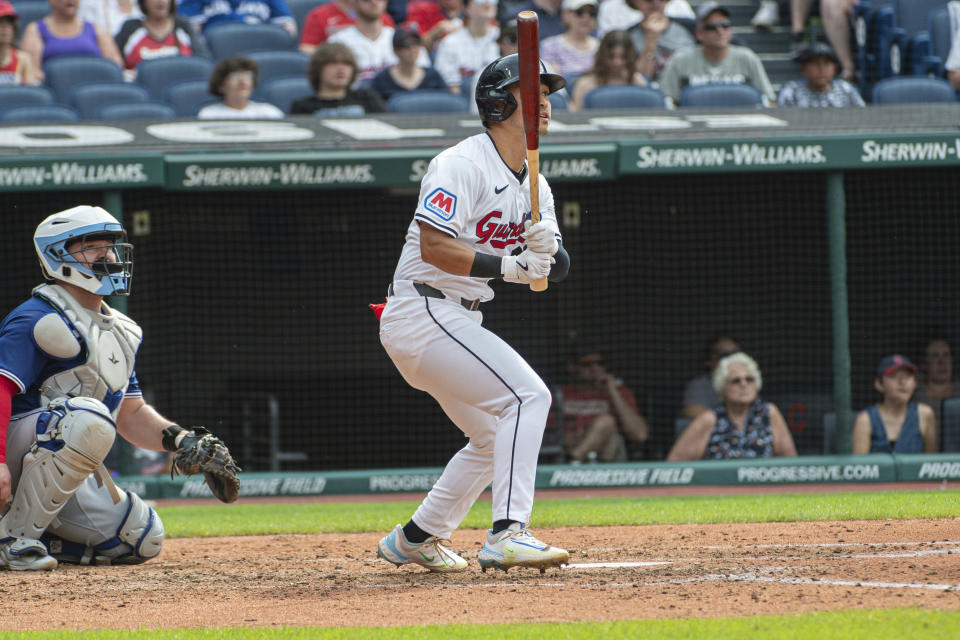 Cleveland Guardians' Steven Kwan, right, watches his solo home run off Toronto Blue Jays starting pitcher Jose Barrios with Blue Jays catcher Alejandro Kirk, left, during the fifth inning of a baseball game in Cleveland, Saturday, June 22, 2024. (AP Photo/Phil Long)