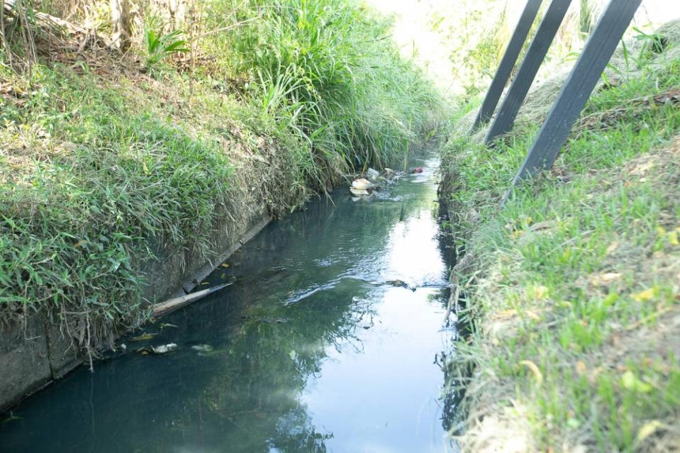 Rubbish and silt seen in the monsoon drain along Jalang Loyang in Taman Melawis, which is the site for the Selangor government’s plans for modification. — Picture by Devan Manuel