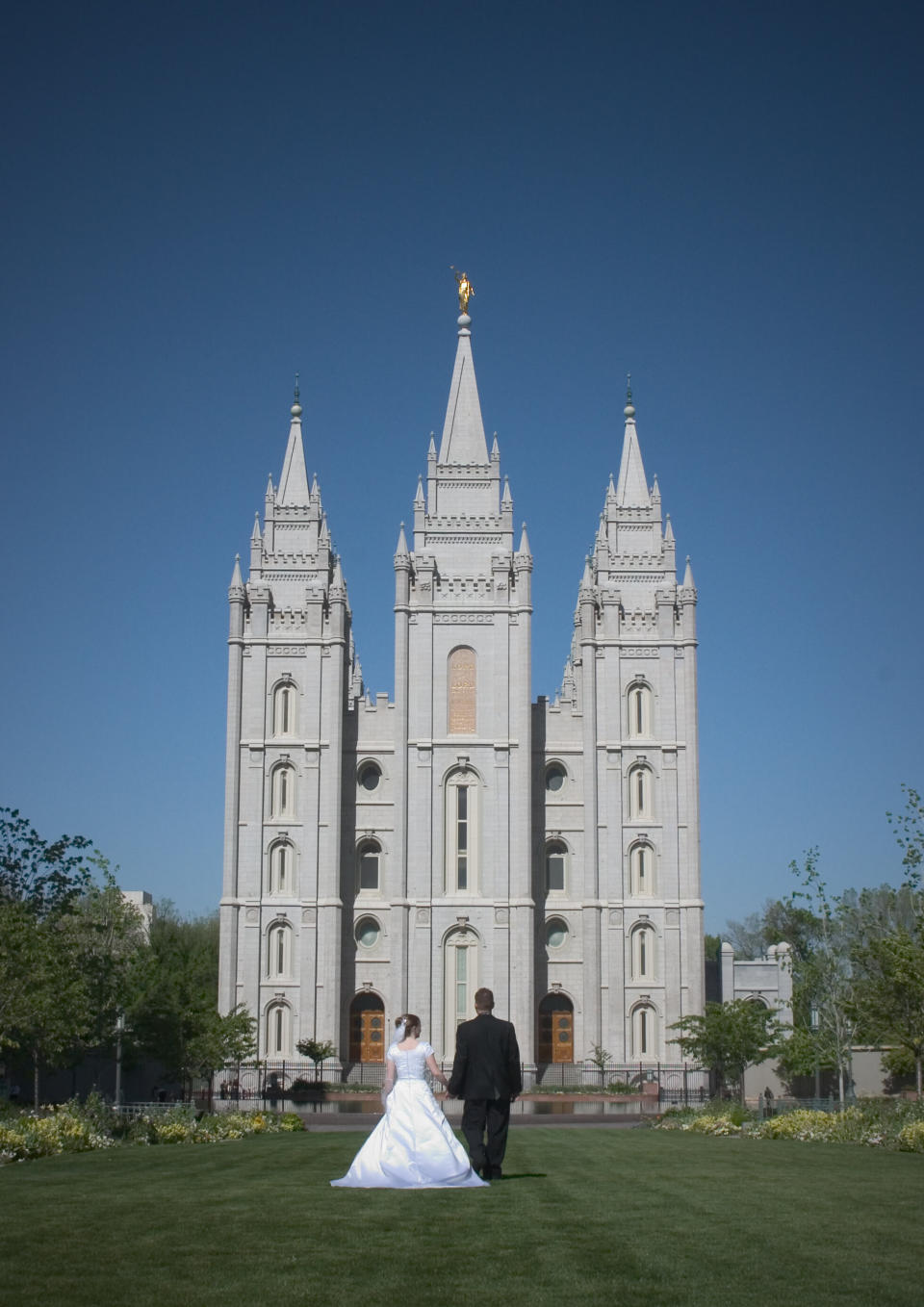 A couple poses outside the Salt Lake City temple in Utah. (Photo: jhack via Getty Images)
