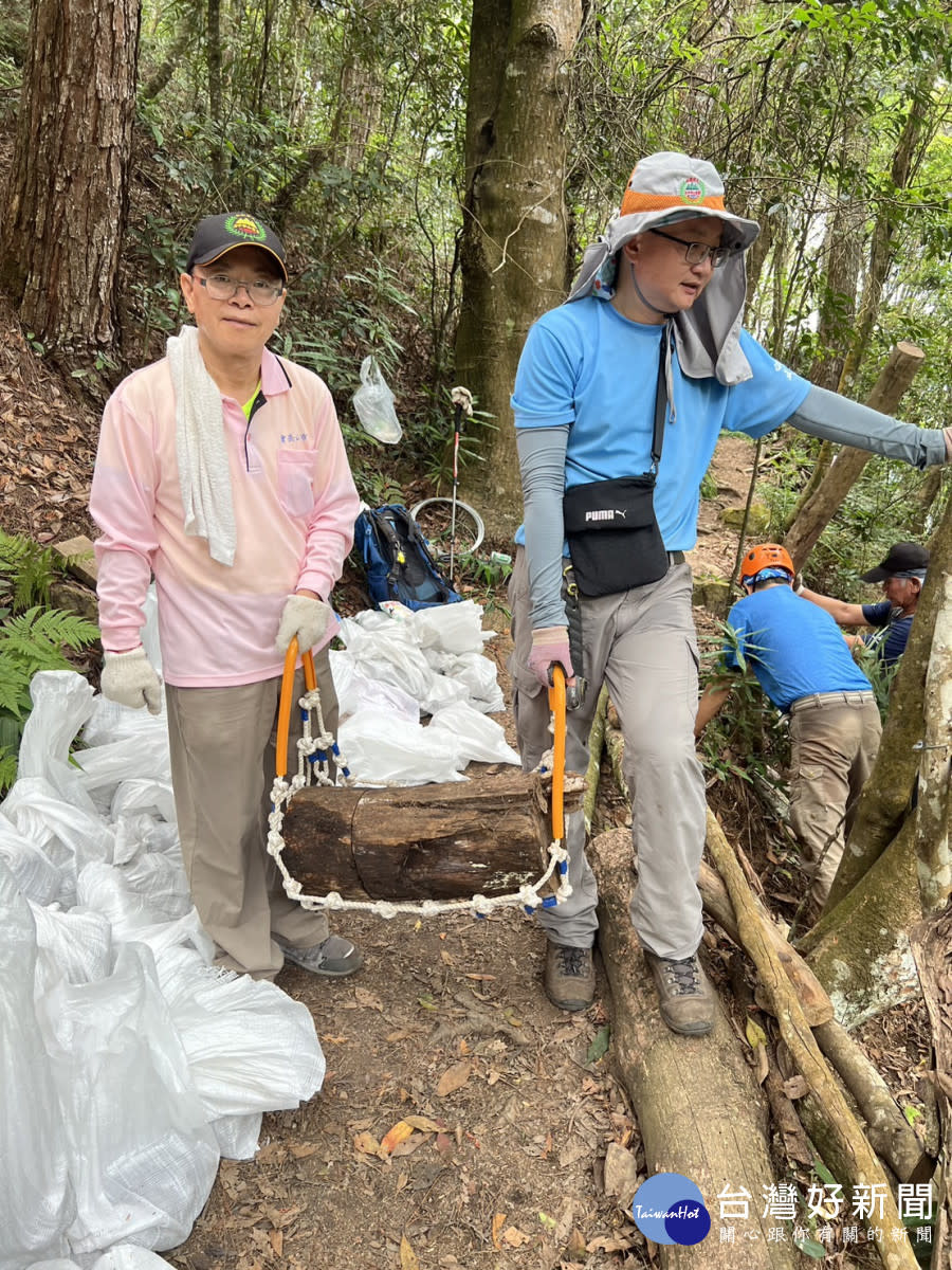 步道志工發揮創意，自製編網袋搬運土石。