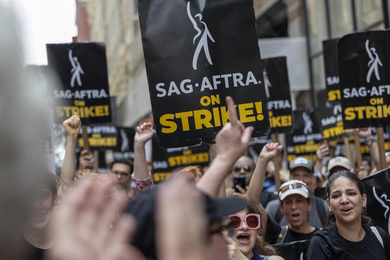 路過百老匯街頭的美國演員工會罷工行動，下一個加入罷工的，會是百老匯的幕後工作人員嗎？（東方IC）