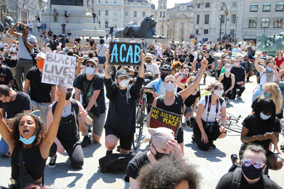 LONDON, UNITED KINGDOM - MAY 31: People gather during a protest over the death of George Floyd, an unarmed black man who died after being pinned down by a white police officer in USA, at Trafalgar Square on May 31, 2020 in London, United Kingdom. (Photo by Ilyas Tayfun Salci/Anadolu Agency via Getty Images)