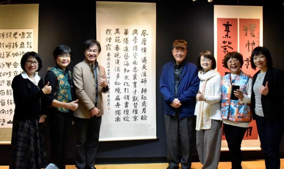 《圖說》參展書法家在連勝彥大師作品《春晚感作》前留影，左起：陳泱昭、林亮吟、黃智陽、連勝彥、連瑞芬、潘淑梅、徐正嫣。〈華梵大學提供〉