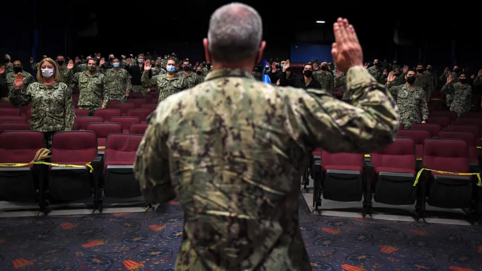 Vice Adm. Roy Kitchener reaffirms the Oath of Enlistment after a listening session on extremism within the ranks. (US Navy photo/Millar)