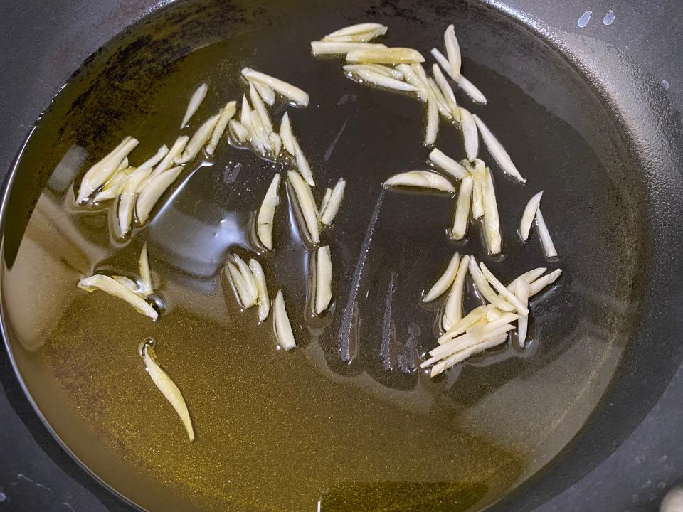 slices garlic in oiled pan for 30 minute marinara