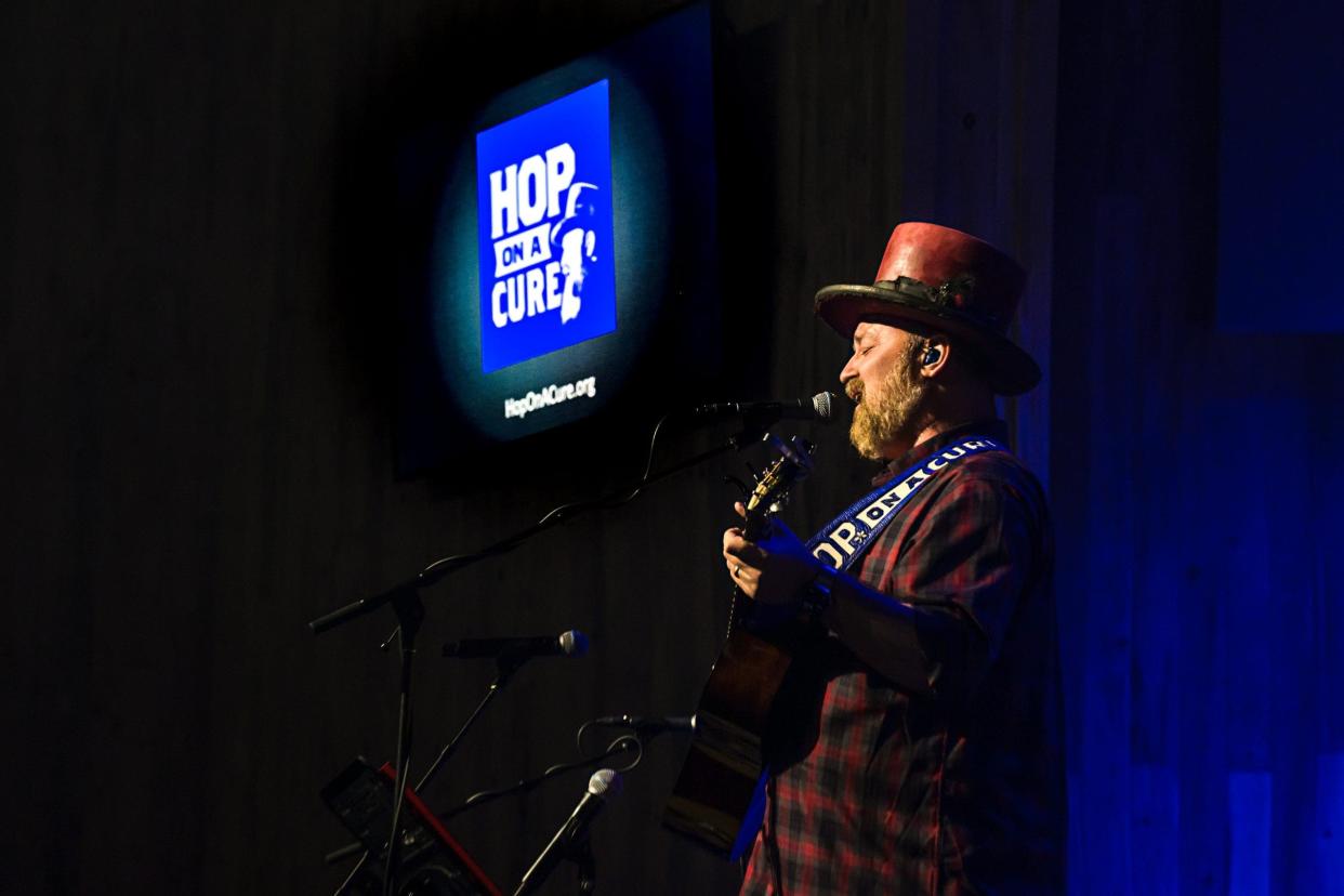 A photo of John Driskell Hopkins performing