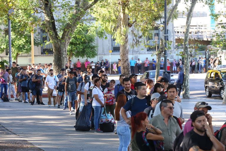 Largas filas en las paradas de colectivos en la zona de Constitución