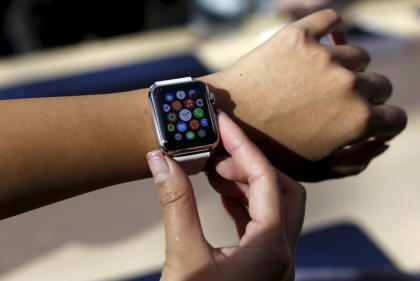 A customer looks over an Apple Watch in Palo Alto, California April 10, 2015. REUTERS/Robert Galbraith