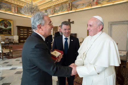 Pope Francis (R) meets Colombia's President Juan Manuel Santos (C) and former president Alvaro Uribe (L) at the Vatican December 16, 2016. Osservatore Romano/Handout via REUTERS