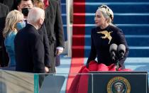 Lady Gaga mag es schrill und bunt, beherrscht aber auch den stilvoll-klassischen Auftritt, wenn es der Anlass gebietet. Im Bild: Lady Gaga bei der Amtseinführung von US-Präsident Joe Biden im Januar 2021. Auch bei diesem Outfit mit großer Ansteck-Friedenstaube wurde sicher nichts dem Zufall überlassen. (Bild: Getty Images/Patrick Semansky)