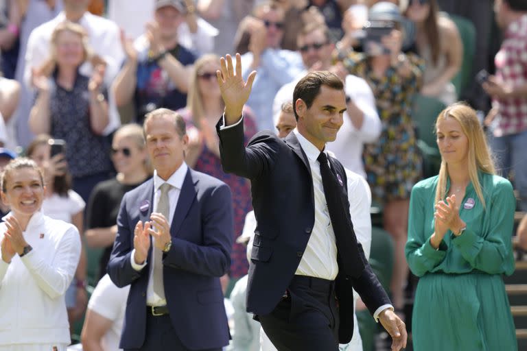 Saluda durante una celebración de los 100 años de la Cancha Central el día siete de los campeonatos de tenis de Wimbledon en Londres, el 3 de julio de 2022. Federer anunció el jueves 15 de septiembre de 2022 que se retira del tenis. 