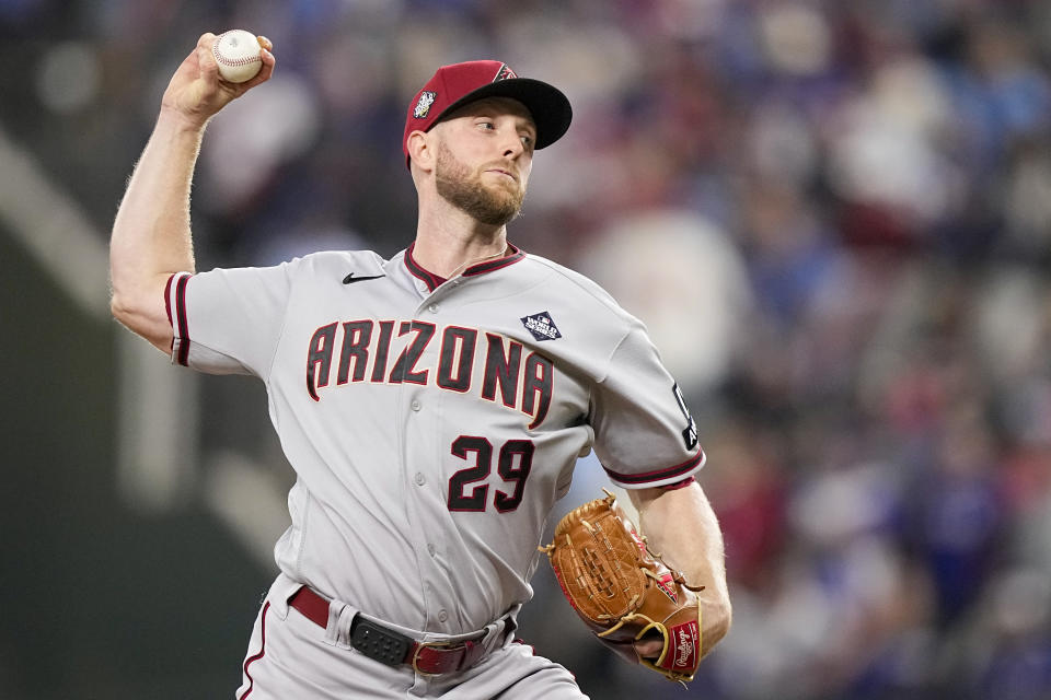 Merrill Kelly, abridor de los Diamondbacks de Arizona, hace un lanzamiento en el segundo juego de la Serie Mundial ante los Rangers de Texas, el sábado 28 de octubre de 2023, en Arlington (AP Foto/Brynn Anderson)