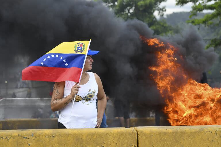 Manifestantes protestan en Valencia, Venezuela.