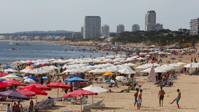 Punta del Este, verano 2018, caminar, playa, bikini, chicas, jóvenes, temporada récord, La Mansa, La Brava