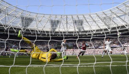 Britain Football Soccer - West Ham United v Swansea City - Premier League - London Stadium - 8/4/17 Swansea City's Lukasz Fabianski makes a save Action Images via Reuters / Tony O'Brien Livepic