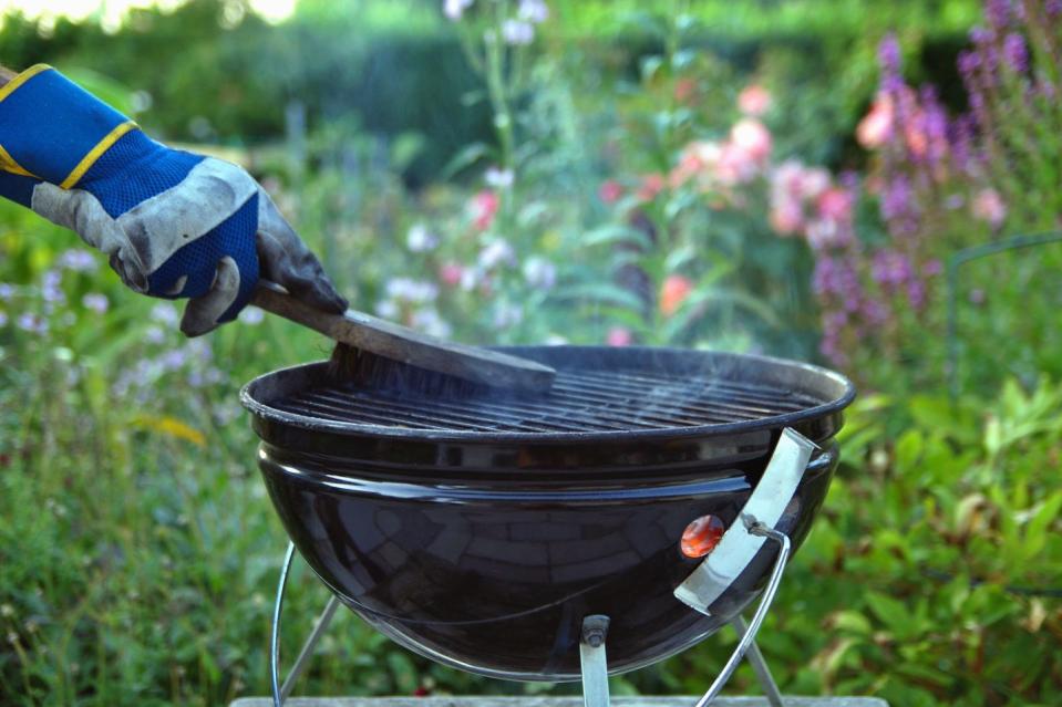 cleaning a bbq