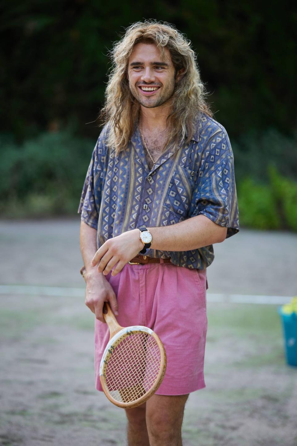 Der Mann im geschmacklich fragwürdigen 90er-Jahre-Outfit ist nicht André Agassi, sondern Schauspieler Toby Sebastian, der übrigens der Bruder von Florence Pugh ist. Der Londoner wurde - spät - für die Rolle des Tennisstars und späteren Ehemannes von Steffi Graf gecastet. Passt aber ganz gut, oder? (Bild: Bravado Media - MarVista Entertainment / Umberto Poto)