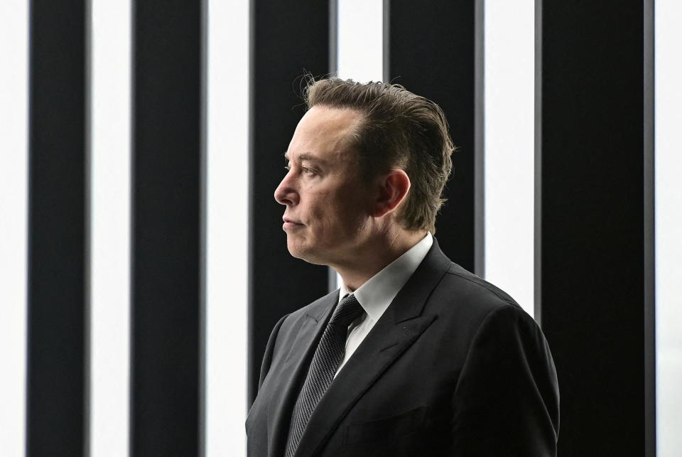 Elon Musk asiste a la ceremonia de inauguración de la nueva Gigafábrica de Tesla para automóviles eléctricos en Gruenheide, Alemania, el 22 de marzo de 2022. Patrick Pleul/Pool vía REUTERS